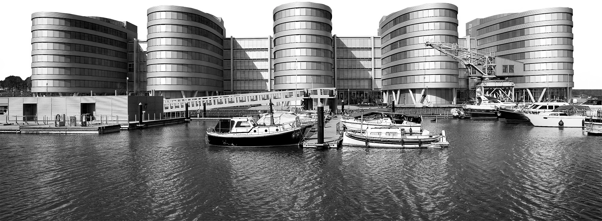Five Boats in Duisburg schwarz-weiß